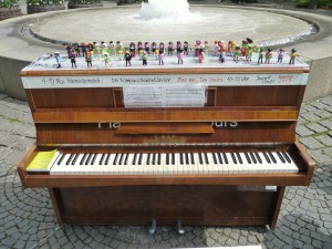 Das Komponistinnen-Klavier von Irmgard Voigt auf dem Hohenzollernplatz, München 2013. Foto: © Irmgard Voigt.